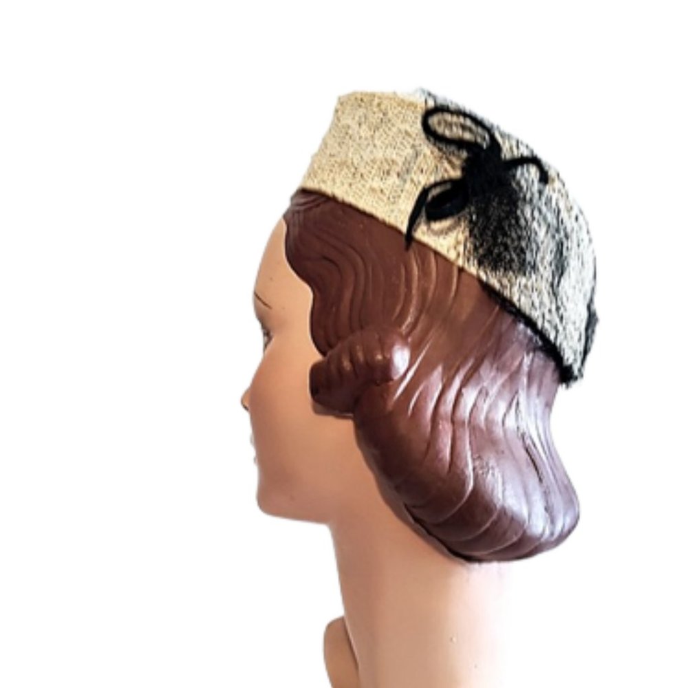 1940s True Vintage Small Off White Pillbox Style Hat With Black Veil And Bows - Picture 4 of 7